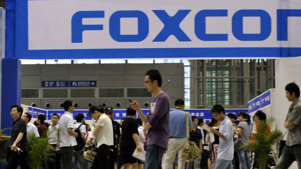 Mitarbeitende des chinesischen iPhone-Zulieferers Foxconn sind wegen der strikten Corona-Politik der Regierung vom Firmengelände geflüchtet. (Archivbild)
