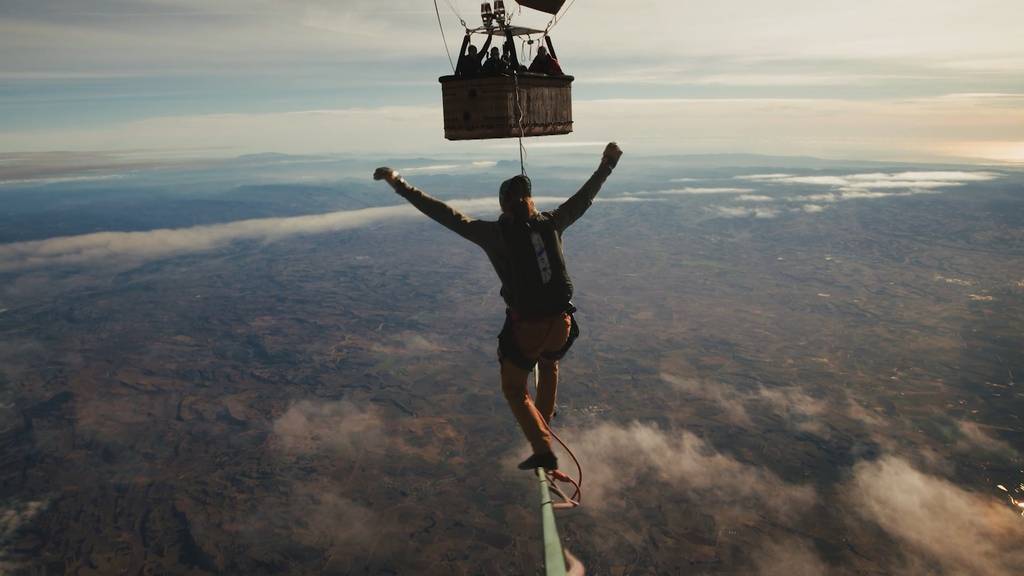 Weltrekord: Slackliner balanciert zwischen zwei Heissluftballons