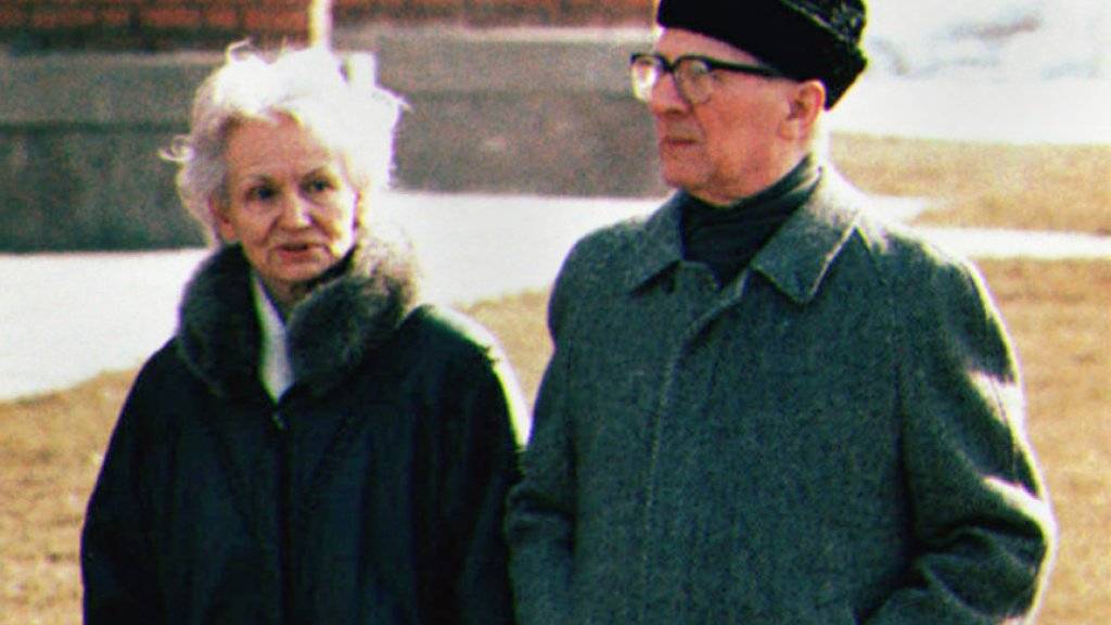 Dürfen nicht in Berlin ruhen: Margot und Erich Honecker, hier bei einem Spaziergang auf dem Areal der chilenischen Botschaft in Moskau im März 1992. (Archiv)