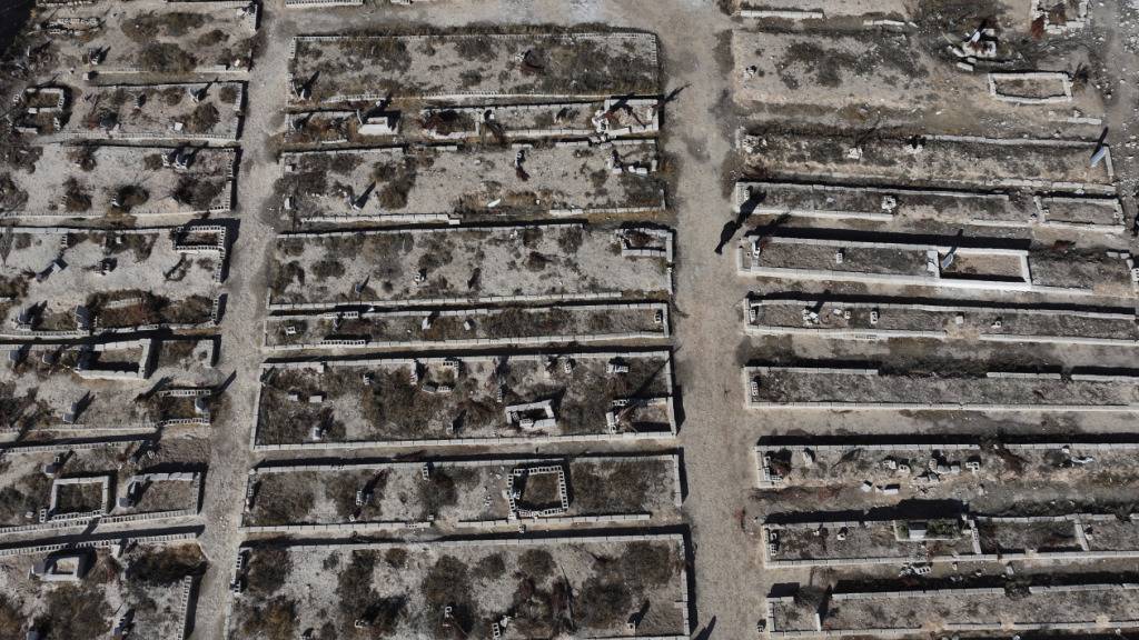 ARCHIV - Eine Luftaufnahme zeigt ein Massengrab in Syrien, in dem Menschen begraben sind, die bei einem Chemiewaffenangriff durch Sarin getötet wurden. Foto: Hussein Malla/AP/dpa/Archivbild