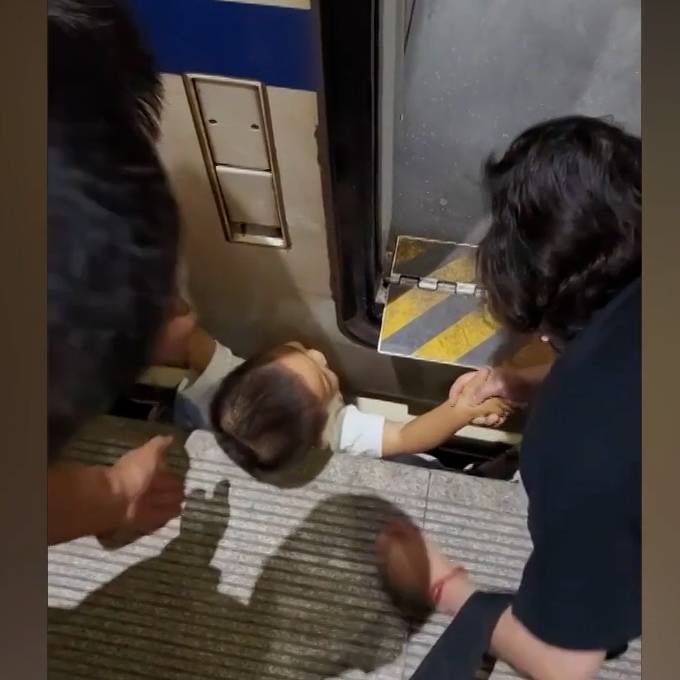 Wollte mit Vater aussteigen: Kind fällt zwischen Zug und Bahngleis