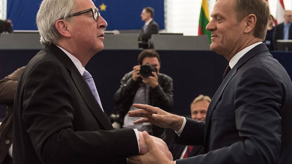 Demonstrative Einigkeit zwischen Juncker (l) und Tusk vor dem EU-Parlament.