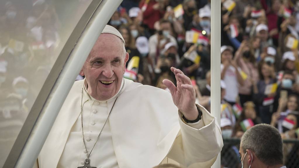 ARCHIV - Papst Franziskus winkt aus dem Papamobil während er am Franso-Hariri-Stadion ankommt, um eine Messe abzuhalten. Franziskus hat eine positive Bilanz seines mehrtägigen Besuchs im Irak gezogen. Foto: Bertalan Feher/ZUMA Wire/dpa
