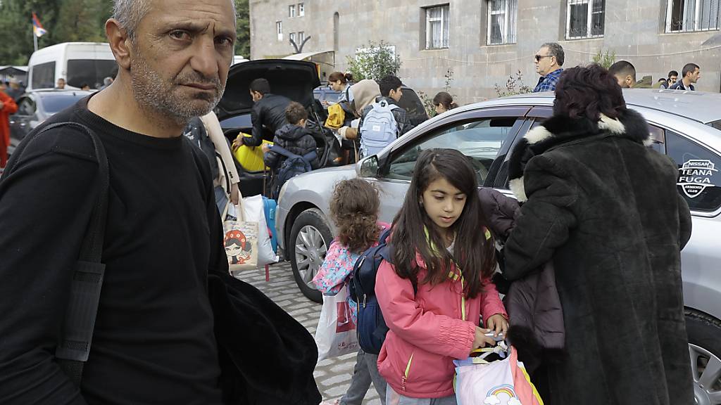 dpatopbilder - Nach der Eroberung des Gebiets Berg-Karabach im Südkaukasus durch Aserbaidschan haben sich bereits Tausende der dort lebenden Karabach-Armenier auf die Flucht begeben. Foto: Vasily Krestyaninov/AP/dpa