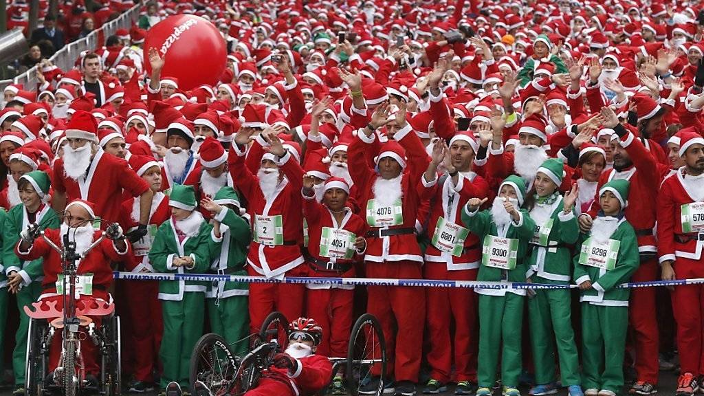 «Santa Run»: Rund 10'000 als Weihnachtsmänner verkleidete Männer und Frauen nahmen in Madrid an einem Rennen teil.