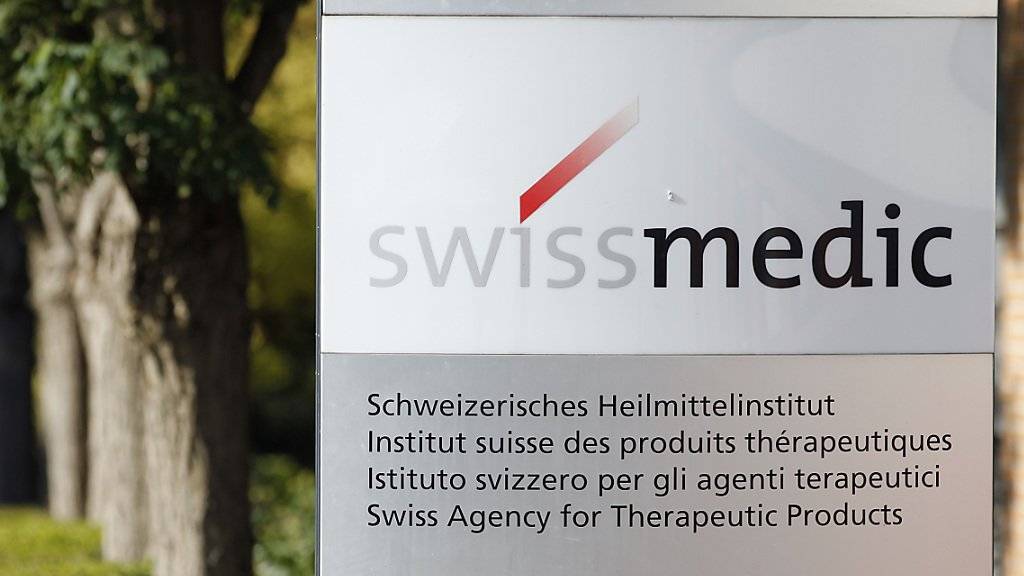 Das Heilmittelinstitut Swissmedic hat einen Mann für den Import und den Handel mit Medikamenten ohne Bewilligung zu einer hohen Geldstrafe und zu Bussen verurteilt. (Archivbild)