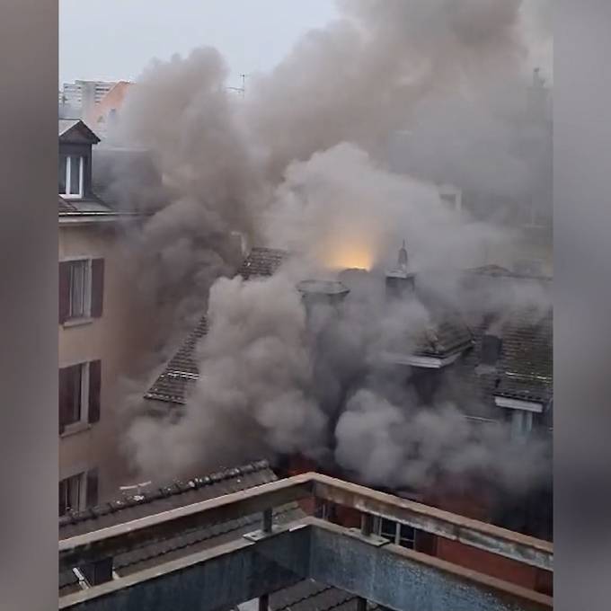 Gebäude brennt an Langstrasse – drei Personen verletzt
