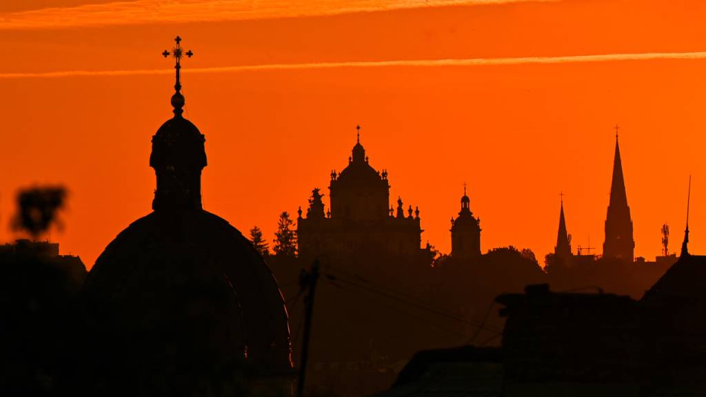 ARCHIV - Die Sonne geht über der Skyline von Lwiw unter (Archivbild). Foto: -/Ukrinform/dpa