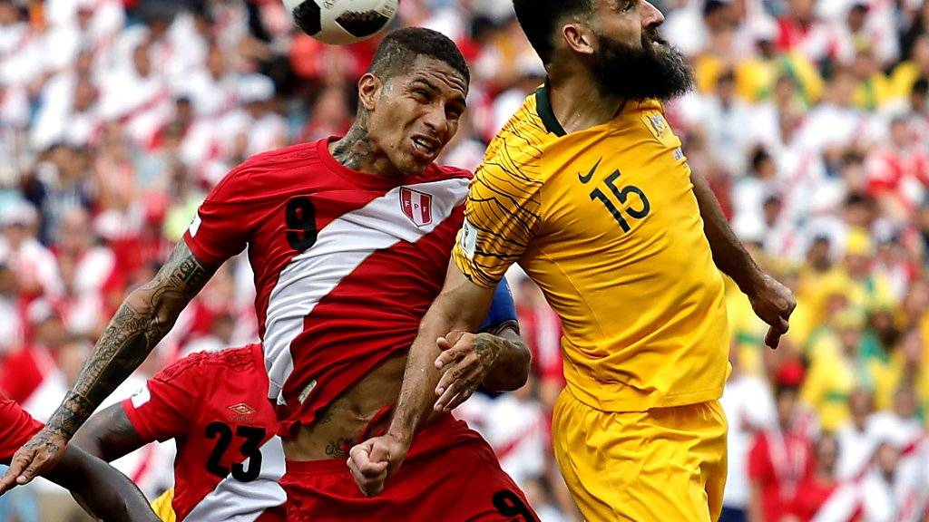 Australiens Captain Mile Jedinak (rechts) steigt höher als Paolo Guerrero, doch zum Matchwinner avanciert der Peruaner