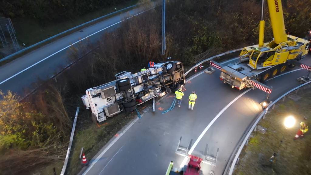 Rotkreuz (ZG): Kranlastwagen kippt in Autobahneinfahrt - Chauffeur alkoholisiert
