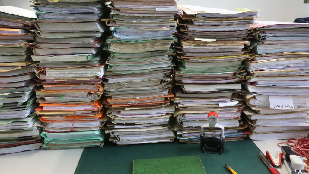 Schluss mit Aktenbergen: Die Schweizer Justiz soll so weit wie möglich digitalisiert werden. Der Kanton Schaffhausen testet dazu in einem Pilotbetrieb die elektronische Plattform «justitia.swiss». (Symbolbild)