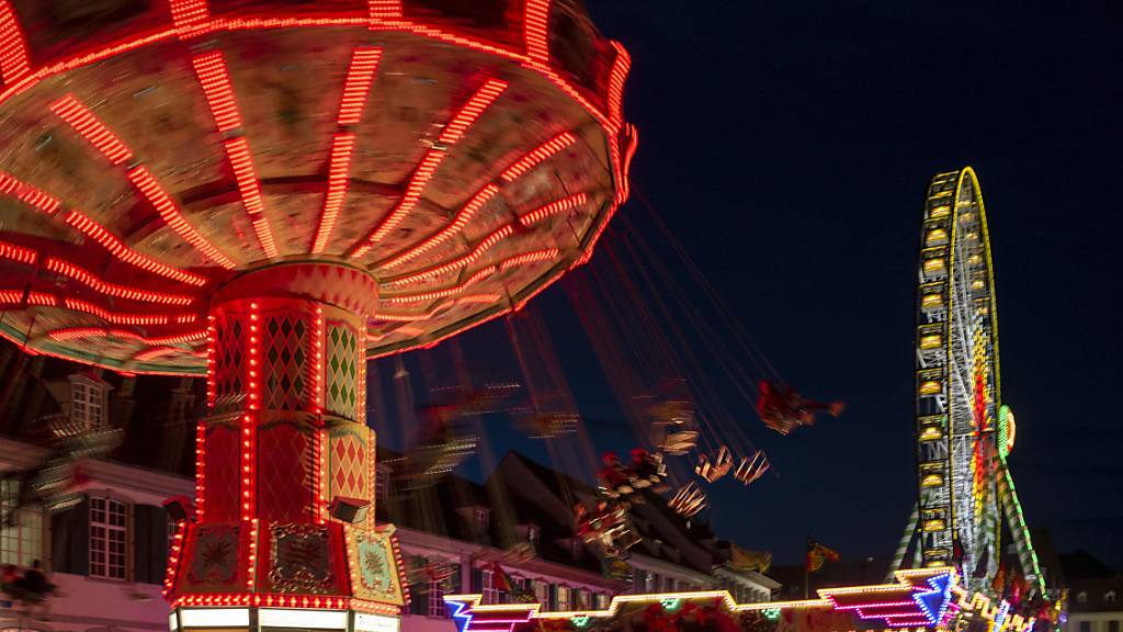 So sah es an der letztjährigen Ausgabe der Basler Herbstmesse aus. Wie immer steht auch dieses Jahr das Riesenrad auf dem Münsterplatz. (Archivbild)