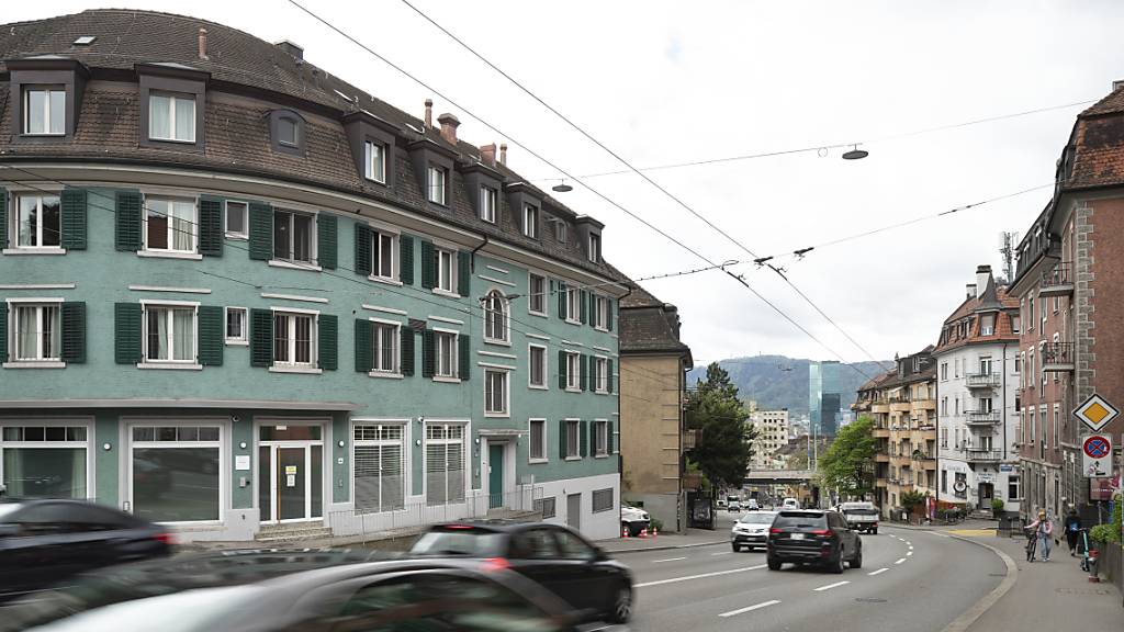 Die stark befahrene Rosengartenstrasse lässt sich nicht rasch umgestalten: Der Zürcher Stadtrat beantragte beim Gemeinderat zum zweiten Mal eine Fristverlängerung.