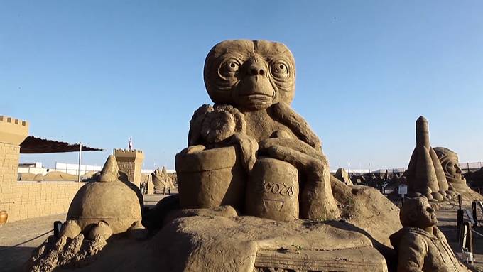 Aus 10'000 Tonnen Sand: Kunstschaffende bilden Riesen-Skulpturen