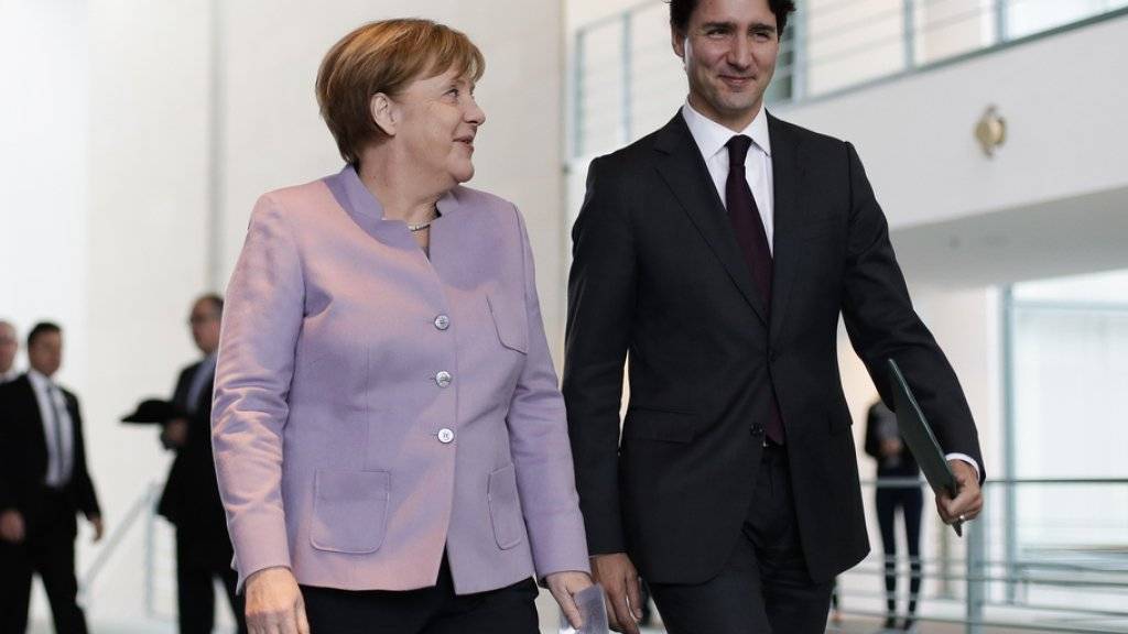 Deutschlands Kanzlerin Angela Merkel (l.) und Kanadas Premierminister Justin Trudeau im Kanzleramt in Berlin.