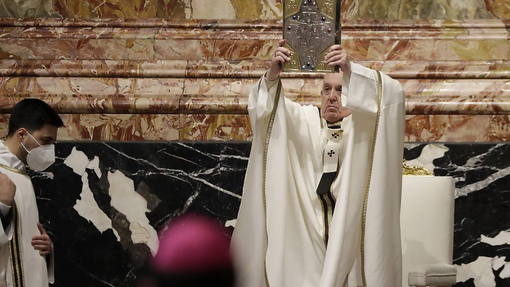 dpatopbilder - Papst Franziskus hält das Buch der Evangelien während einer Chrisammesse im Petersdom. Foto: Andrew Medichini/AP/dpa