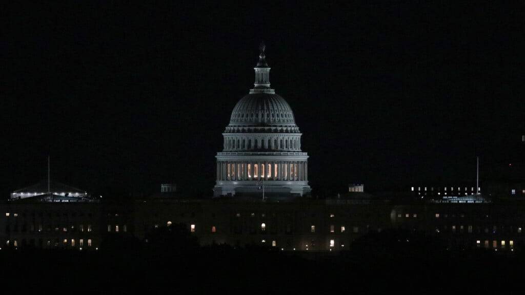 ARCHIV - Das US-Kapitol ist am siebten Tag des Shutdown  der US-Bundesregierung zu sehen. Seit vergangener Woche Mittwoch sind die Regierungsgeschäfte in den USA teilweise lahmgelegt. Der Kongress konnte sich nicht auf einen Übergangshaushalt einigen. Foto: Gent Shkullaku/ZUMA Press Wire/dpa
