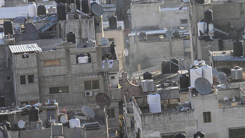 Israelische Soldaten platzieren die israelische Fahne auf einem Balkon während einer Militäroperation im Flüchtlingslager Balata im Westjordanland. Foto: Nasser Ishtayeh/SOPA Images via ZUMA Press Wire/dpa