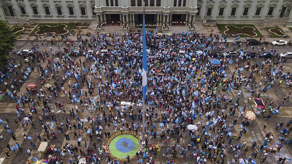 Menschen versammeln sich auf dem Platz der Verfassung in Guatemala-Stadt, um gegen die rechtlichen Schritte zu protestieren, die die Generalstaatsanwaltschaft gegen die Partei der Saatgut-Bewegung und den gewählten Präsidenten Bernardo Arévalo eingeleitet hat. Foto: Moises Castillo/AP