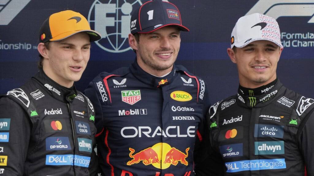Max Verstappen (Mitte) sichert sich in Silverstone die Pole-Position. WM-Leader Oscar Piastri (links) und Lando Norris im anderen McLaren müssen sich mit den Plätzen 2 und 3 begnügen