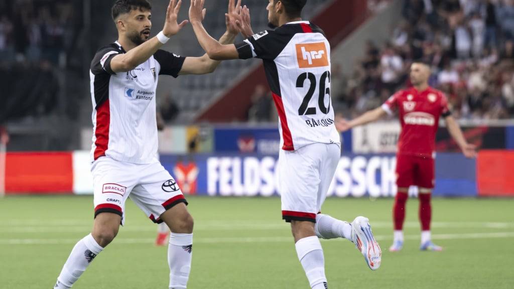 Nicht zu bremsen: Der FC Aarau mit Topskorer Valon Fazliu (re.)