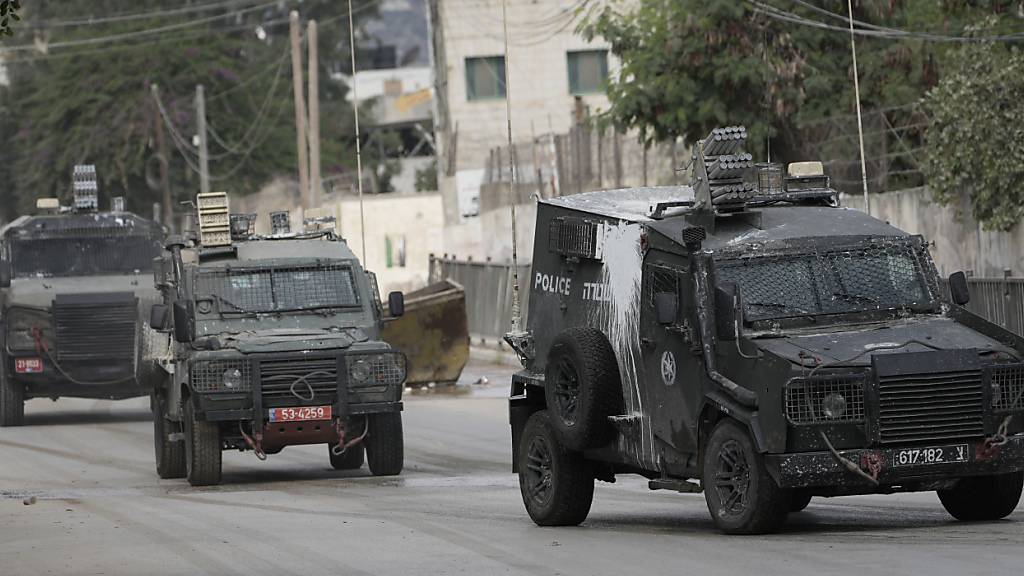 ARCHIV - Israelische Panzerfahrzeuge bei einer Militäroperation im Westjordanland. Foto: Majdi Mohammed/AP/dpa