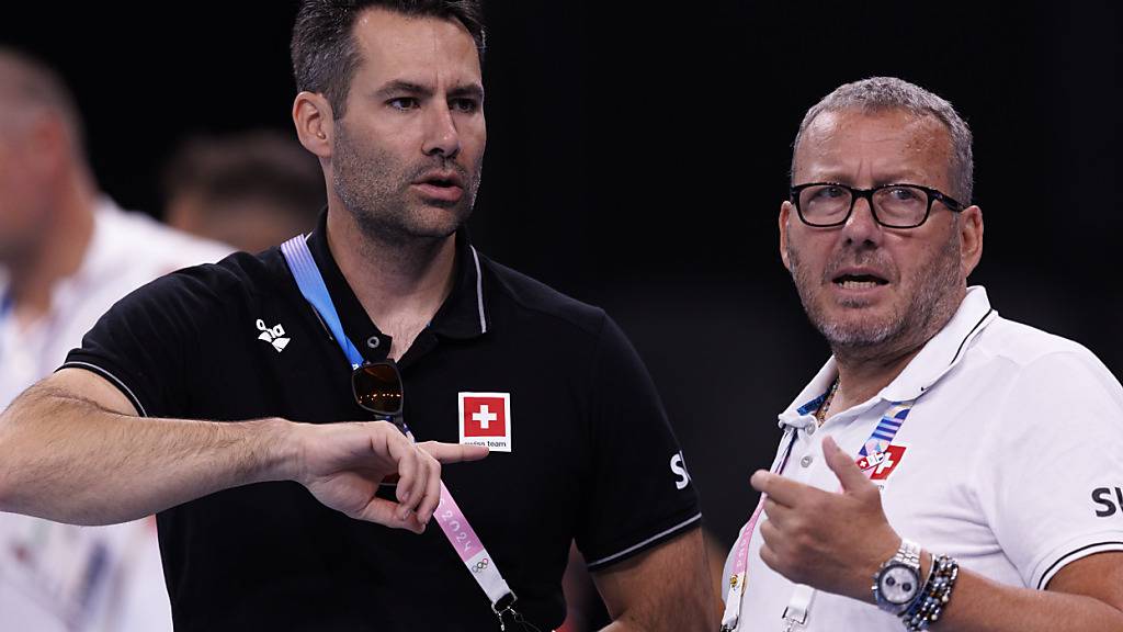 Markus Buck (links), Chef Leistungssport von Swiss Aquatics, unterhält sich mit Massimo Meloni, dem Trainer von Noè Ponti