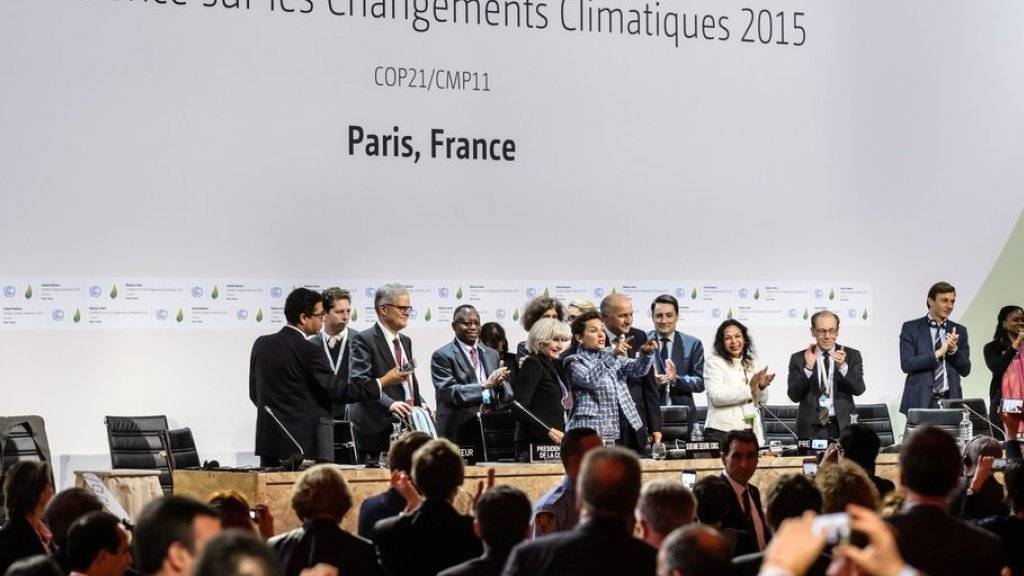 Jubel am Samstagabend in Paris im Plenarsaal nach der Einigung für ein Klima-Abkommen.