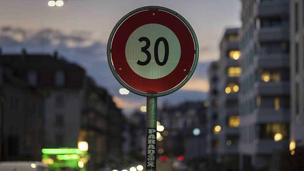 Die Stadt Zürich will in den kommenden 25 Jahren 200 Strassenkilometer mit Flüsterbelägen versehen. Sie sollen überall dort verlegt werden, wo Tempo 30 nicht möglich ist oder wo es trotz Tempo 30 noch zu laut ist. (Symbolbild)