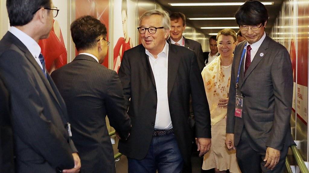 «Inmitten internationaler Handelsspannungen senden wir ein starkes Signal, dass wir für regelbasierten Handel stehen», schrieb Juncker zur Einigung auf das Handelsabkommen zwischen EU und Mercosur auf Twitter. (Bild von Juncker bei der Ankunft am G20-Gipfel in Japan).