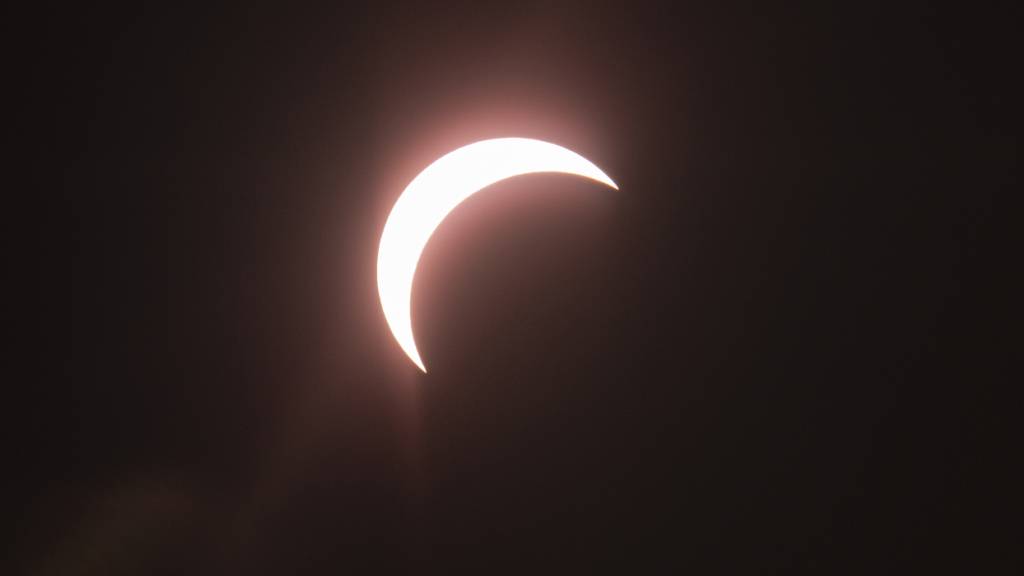 Applaus von Schaulustigen zum Höhepunkt der Sonnenfinsternis