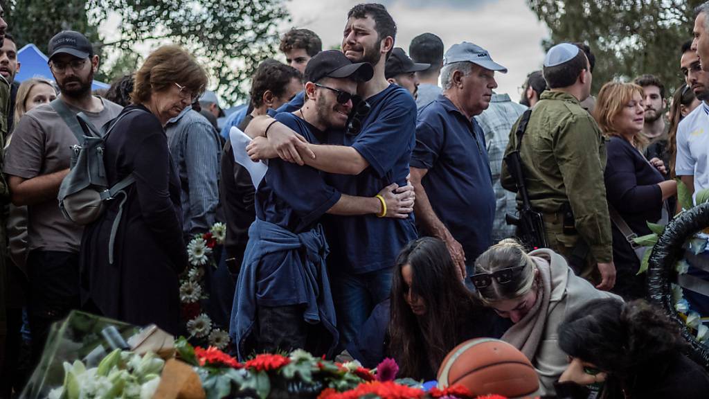 Angehörige und Freunde nehmen an der Beerdigung einer der drei israelischen Geiseln teil, die irrtümlich durch Beschuss israelischer Soldaten getötet wurden. Foto: Ilia Yefimovich/dpa