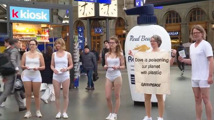Greenpeace protestiert am Zürcher HB in Unterwäsche gegen Kosmetikmarke