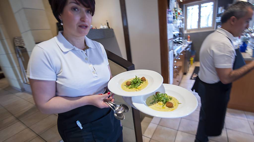 Das Servicepersona in Schweizer Gastro-Betrieben muss laut einer Studie mit weniger Trinkgeld rechnen. (Archivbild)