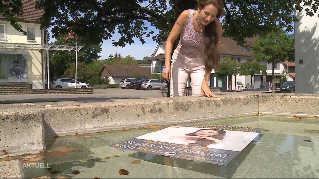 Plakate von Nancy Holten landen in Brunnen und Gebüschen