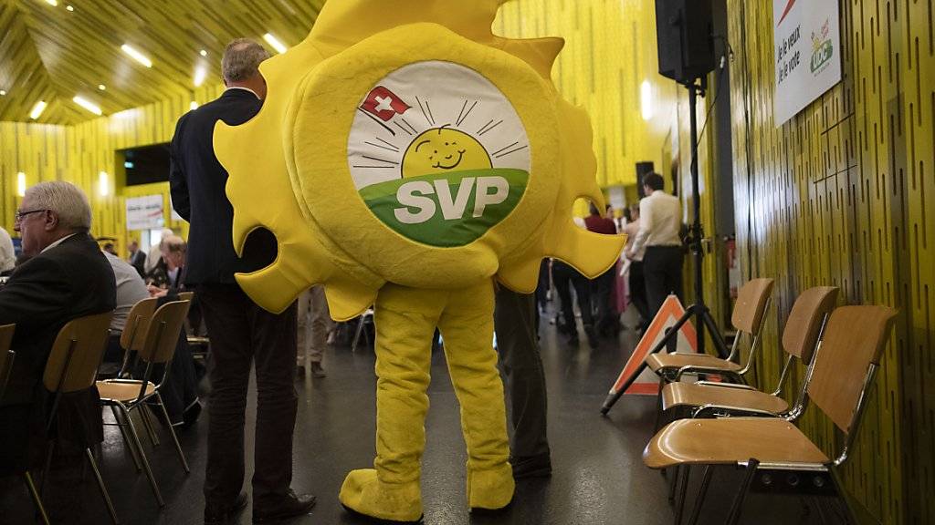 Die SVP-Sonne im Einsatz bei den Delegierten: In einer Wahlumfrage fordern fast die Hälfte der SVP-Wählenden mehr Engagement der SVP für den Klimaschutz. (Archivbild)