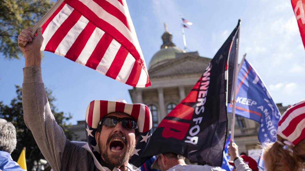 Unterstützer von US-Präsident Trump protestieren vor dem Kapitol in Atlanta, Georgia. Foto: Ben Gray/AP /dpa