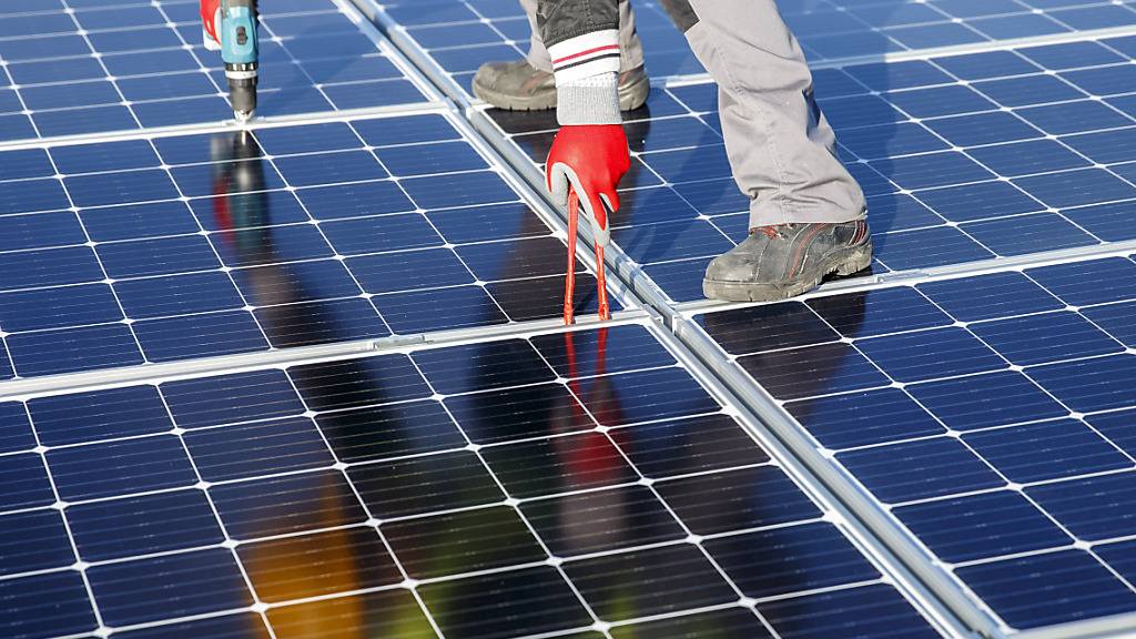 Luzerner Hausbesitzerinnen und -besitzer sollen steuerlich entlastet werden, wenn sie in eine Solaranlage investieren. (Symbolbild)