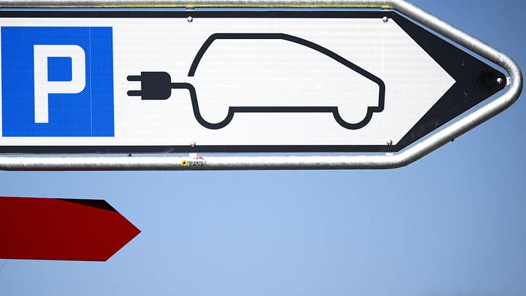 Der Nationalrat will Basisinstallationen für Ladestationen für Elektroautos finanziell fördern. Der Ständerat hat diese Förderung abgelehnt.