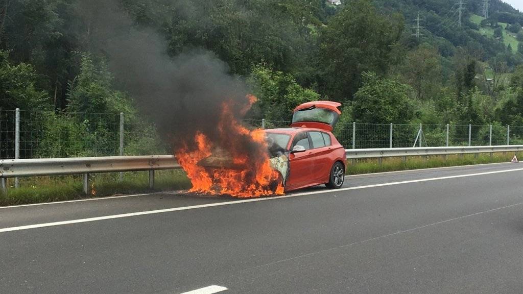 Das Auto brannte auf einer Probefahrt total aus.
