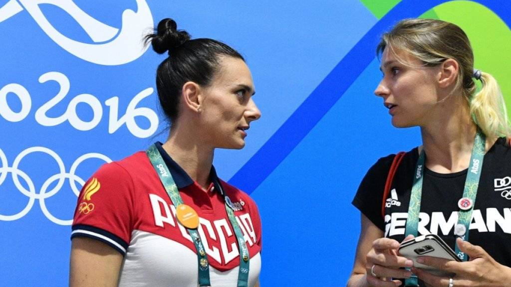 Weilt trotz Startverbot an den Olympischen Spielen in Rio: Jelena Isinbajewa (links)