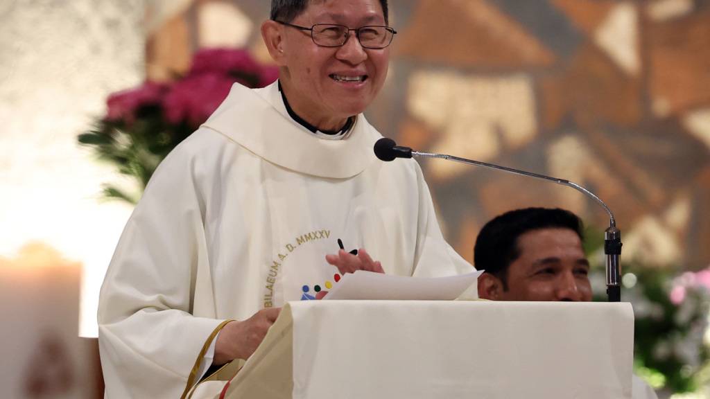 ARCHIV - Kardinal Luis Antonio Tagle zelebriert die 18.00 Uhr-Messe am Tag der Arbeit in seiner Pfarrei San Felice da Cantalice, die sich am Stadtrand von Rom im Stadtteil Centocelle befindet. Foto: Marco Iacobucci/IPA via ZUMA Press/dpa/Archivbild