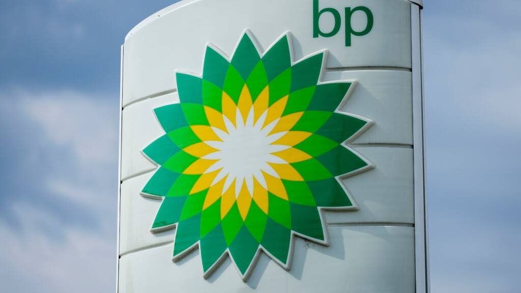 Der britische Energiekonzern BP will sich wieder stärker auf das Öl- und Gasgeschäft ausrichten. Die bisherigen Ziele bei erneuerbaren Energien treten dabei in den Hintergrund. (Archivbild)