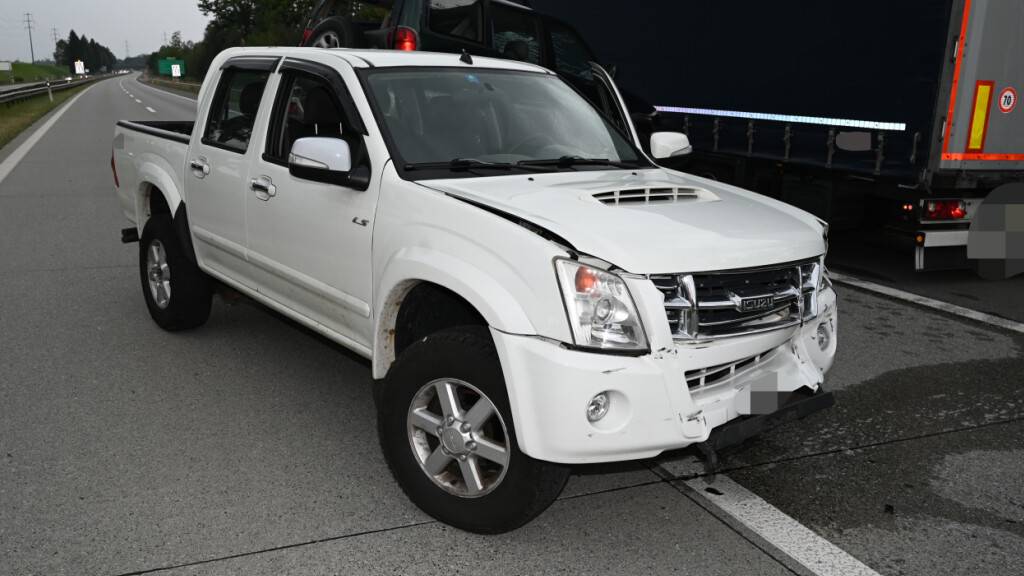 Am Donnerstagnachmittag geriet ein Auto mit Anhänger auf der A13 bei Salez SG ins Schleudern und überschlug sich.