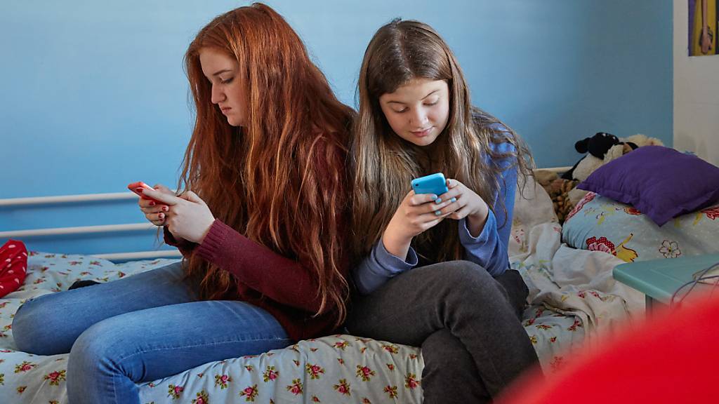 Mädchen nutzen ihr Handy vor allem, um über soziale Netzwerke mit ihren Freunden zu kommunizieren, Fotos zu machen oder Musik zu hören, wie eine Umfrage der ZHAW und Swisscom zeigte.