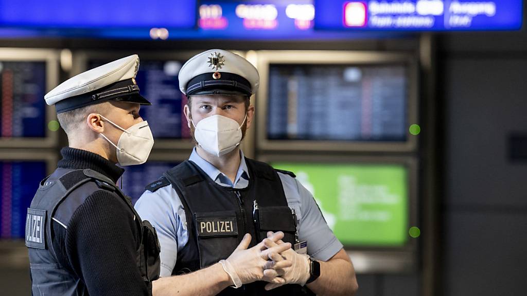 Beamte der deutschen Bundespolizei am Flughafen Frankfurt. Foto: Boris Roessler/dpa