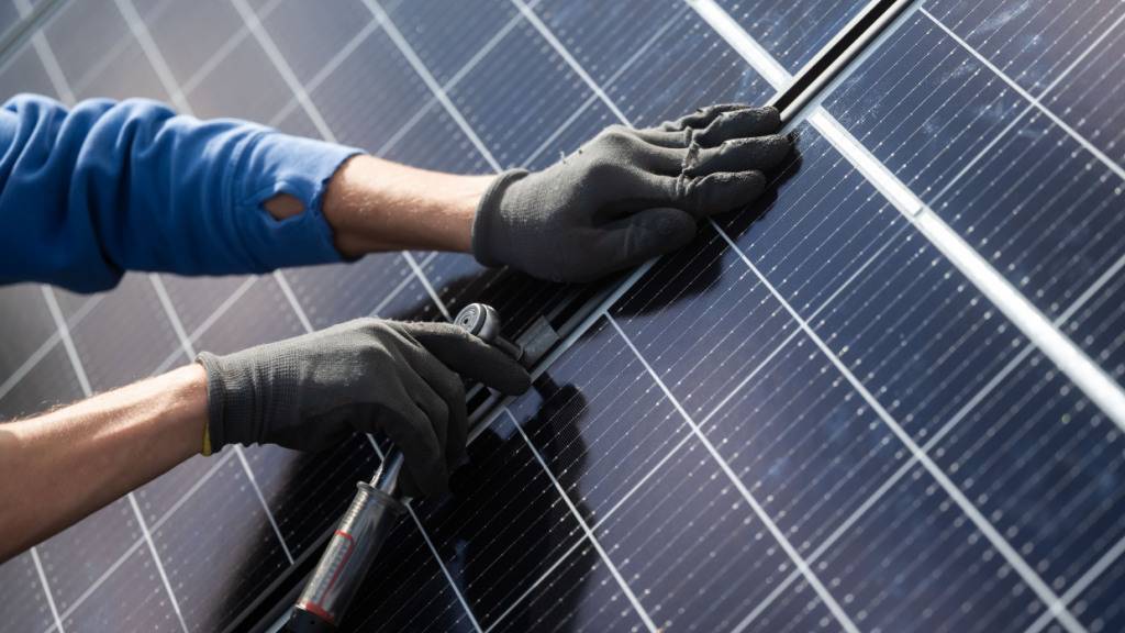 Klimaneutralität ist gemäss einer Studie unter anderem mit dem Ausbau von Photovoltaik zu erreichen. (Symbolbild)