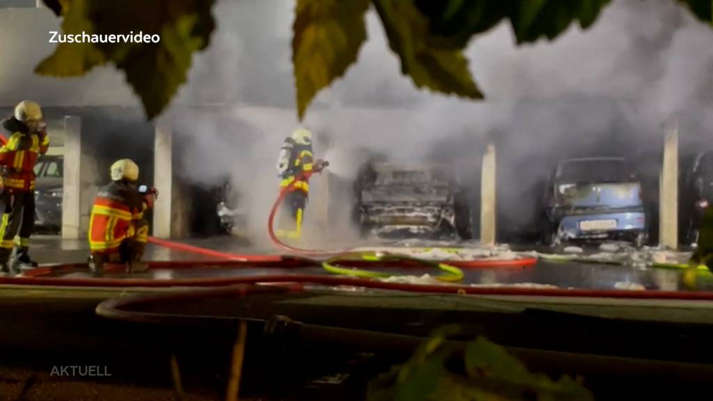 Grosser Schaden: Ein Autobrand in Reinach greift auf weitere Autos über