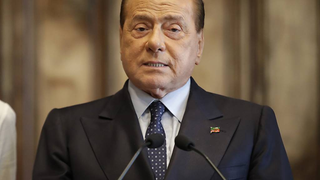 ARCHIV - Silvio Berlusconi, Parteivorsitzender der Forza Italia, spricht im Präsidentenpalast der Quirinale in Rom. Berlusconi ist nach Angaben seiner Partei positiv auf das Coronavirus getestet worden. Foto: Alessandra Tarantino/AP/dpa