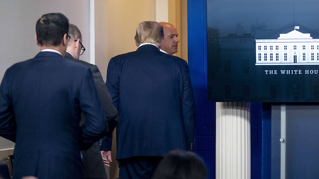 Donald Trump (2.v.r.), Präsident der USA, verlässt die Pressekonferenz. Foto: Andrew Harnik/AP/dpa